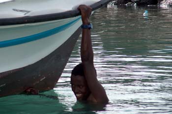 Bañista junto a barca, Rep. de Djibouti, áfrica