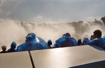 Turistas observando cataratas