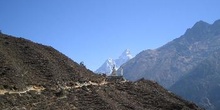 Templo stupa con Ama Dablam