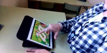 Movimiento dedo corazón en una tablet.