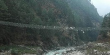 Puente colgante sobre el río Dudh Koshi