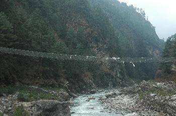 Puente colgante sobre el río Dudh Koshi