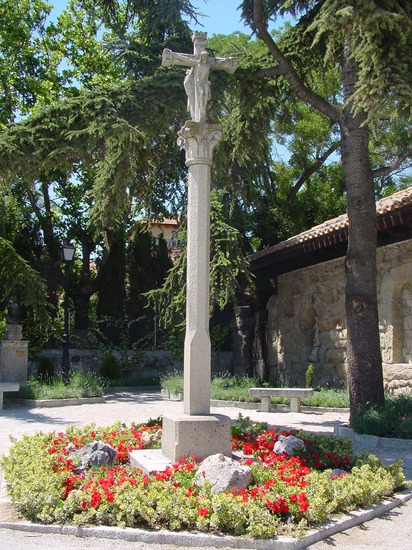 Monumento en forma de cruz en Torrelodones