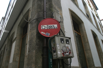 Pintada en una señal, Santiago de Compostela, La Coruña, Galicia