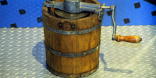 Utensilios domésticos: Heladera para fabricar helados (1930), Mu