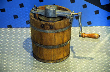 Utensilios domésticos: Heladera para fabricar helados (1930), Mu