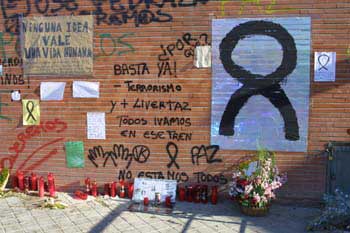 Mensajes y lazo negro en recuerdo de las víctimas del 11-M