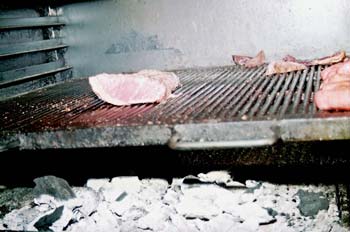 Asando carne en cocina industrial