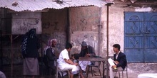 Grupo de hombres descansando, Yemen