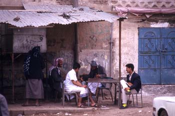 Grupo de hombres descansando, Yemen