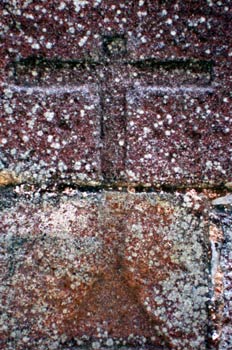 Cinceladura de una cruz en la Iglesia de Santa María de la Oliva