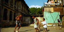 Partido de fútbol, favelas de Sao Paulo, Brasil
