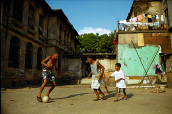 Partido de fútbol, favelas de Sao Paulo, Brasil