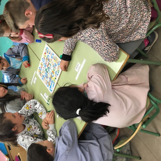 Buddies: 5 años y sexto enseñando a jugar. 21