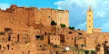 Minarete y Kasbah cercanos a Ouarzazate, Marruecos