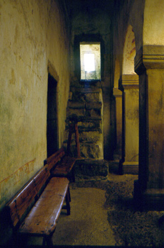 Subida a la tribuna por la nave lateral de la iglesia de San Sal