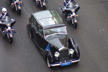 Coche Oficial escoltado por motoristas