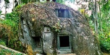 Tumba esculpida en roca, Sulawesi, Indonesia