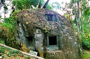 Tumba esculpida en roca, Sulawesi, Indonesia