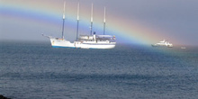Arcoiris y barcos de crucero en la Isla San Cristóbal, Ecuador