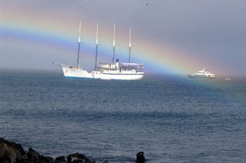 Arcoiris y barcos de crucero en la Isla San Cristóbal, Ecuador
