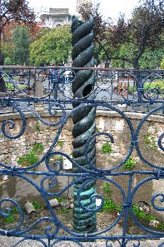 Columna serpentina en el Hipódromo (479a.C.), Estambul, Turquía
