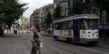 Bibicleta y tranvía en Gante, Bélgica