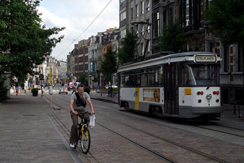 Bibicleta y tranvía en Gante, Bélgica