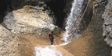 Montañero en un salto de agua en el Barranco de Mascún Superior,