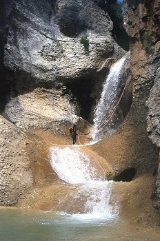 Montañero en un salto de agua en el Barranco de Mascún Superior,