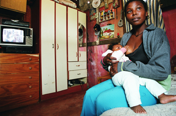 Mujer amamantando, Favela Horiazonte Azul, Sao Paulo, Brasil