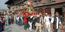 Proseción festiva por las calles de Katmandú, Nepal