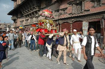Proseción festiva por las calles de Katmandú, Nepal