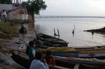 Río Godavari con puente al fondo