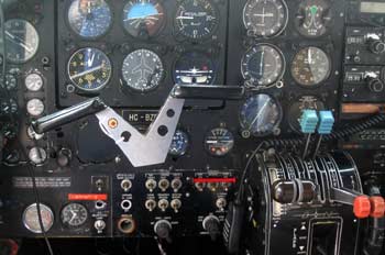 Control de mandos de una avioneta, Ecuador