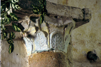 Capitel derecho del arco toral de la iglesia de Santo Adriano, T