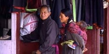 Familia en una tienda de ropas, Ladakh, India