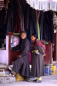 Familia en una tienda de ropas, Ladakh, India