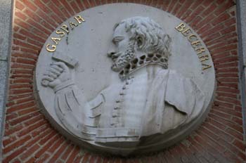 Medallón del pintor y escultor Gaspar Becerra