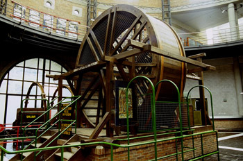 Vista de frente de máquina de extracción de agua por medio de bo