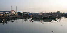 Viviendas en el embarcadero, Jakarta, Indonesia
