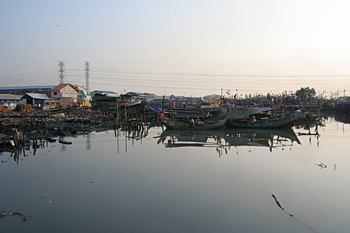 Viviendas en el embarcadero, Jakarta, Indonesia