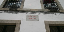 Casa con cartel de Rúa das Hortas, Santiago de Compostela, La Co