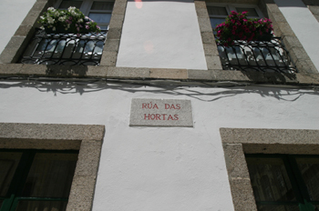 Casa con cartel de Rúa das Hortas, Santiago de Compostela, La Co