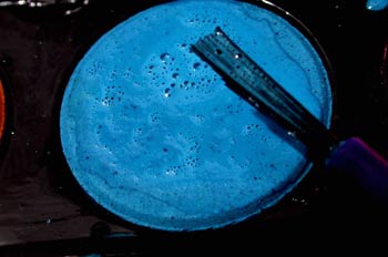 Pincel y pintura azul