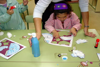 Realizando manualidades