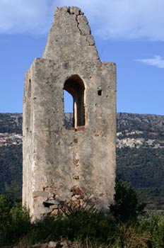 Ruinas de una iglesia en Triei, Italia