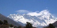 Nubes de condensación sobre montaña