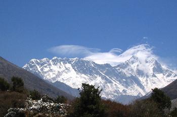 Nubes de condensación sobre montaña