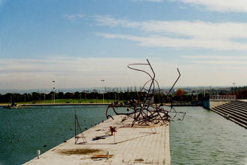 Plasmaciones artísticas al borde de un estanque